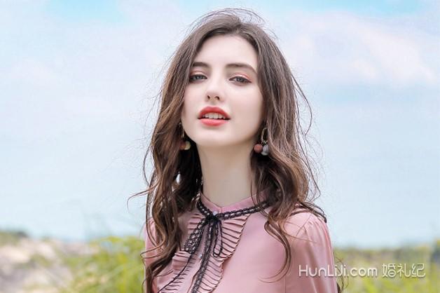 拍蓝底证件照穿什么衣服好看【婚礼纪】